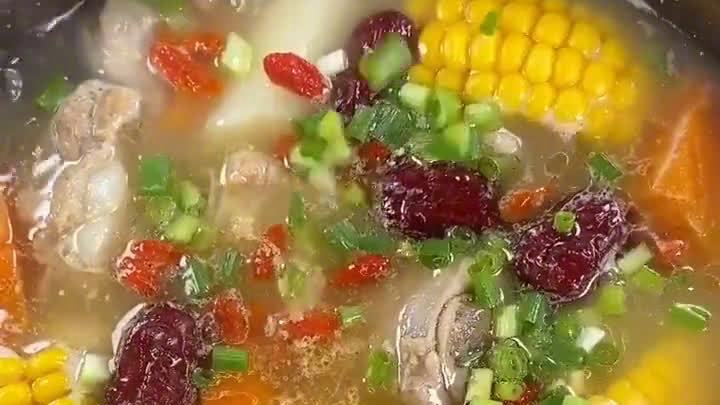 玉米胡萝卜山药排骨汤,瞬间可以喝三碗 !