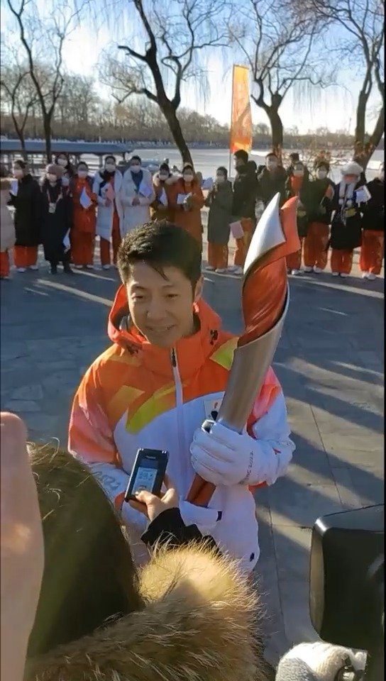 【“传递‘宁宁’,冬奥必赢”!】北京冬奥之约 作为4日颐和园第二棒火炬手,中央广播电视总台