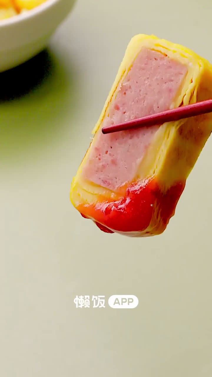 【午餐肉厚蛋烧】午餐肉厚蛋烧,早餐或者午餐便当都可以!吃上一口一天都能量满满!刷好油的锅里