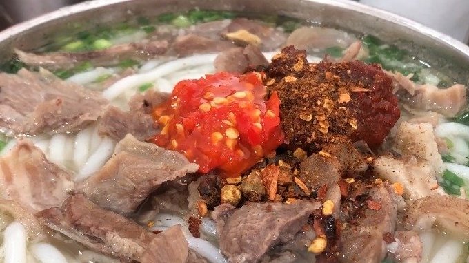 【此刻很想来一碗华阳这家羊肉粉面馆你去过没?】这家最近很火的