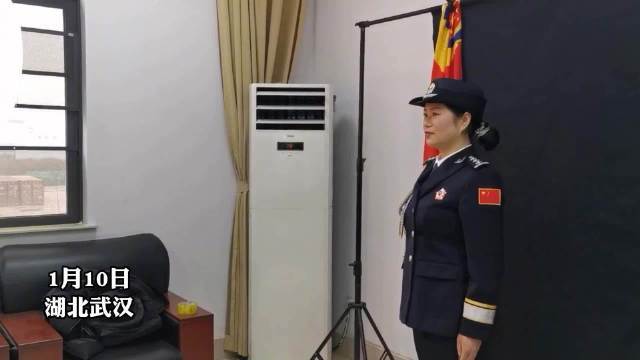 【节日快乐!民警在警察节收到自己的警礼服照片】不少民警平时忙于工作,需要时甚至都找不出一张