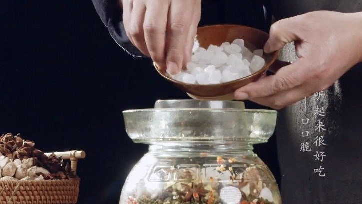 【是什么口口香脆,一吃就上瘾?】红辣纷飞里的爽口美味,口口相传口口脆,水煮的兔肚是四川自贡