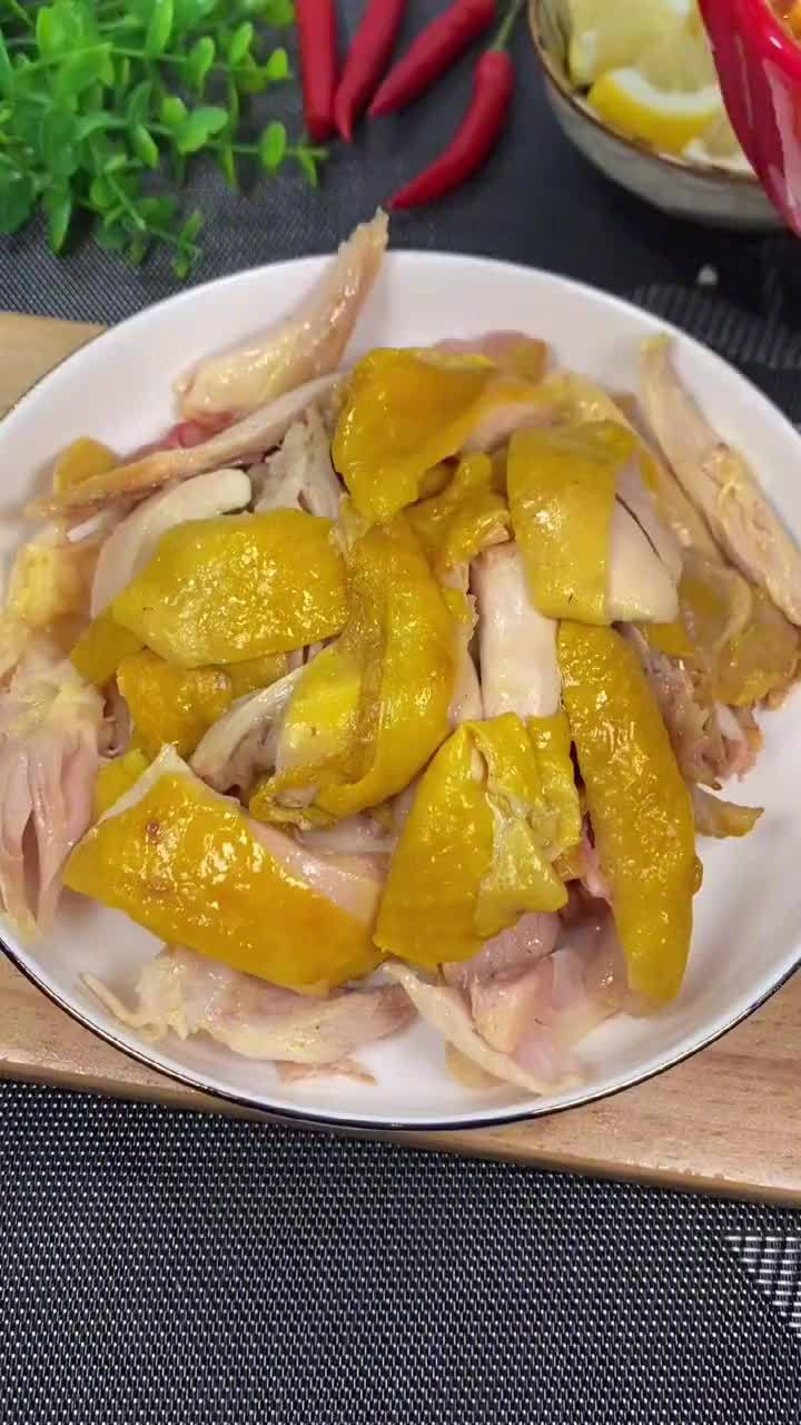 【手撕柠檬鸡】夏天来一道酸爽开胃的手撕柠檬鸡,做法简单,滑嫩可口!