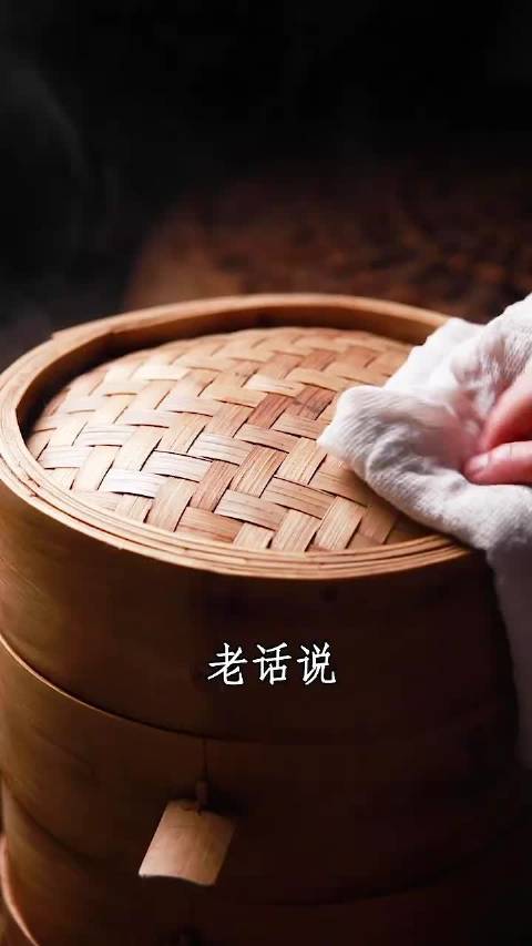 “三蒸九扣”是四川人记忆中的家乡味,这道甜烧白把五花肉、糯米、豆沙、红糖完美结合,糯香甜润