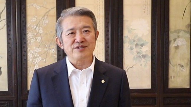 今天我家网红党支部主播菲菲跟我说,昨天她去采访了楚商协会会长、泰康集团创始人陈东升,聊了聊