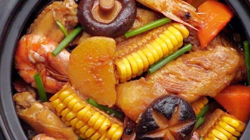 【啤酒鲜虾鸡翅煲】食材丰富一锅鲜!香气扑鼻,汤鲜味美,新鲜大虾和多汁鸡翅的完美组合,加入啤