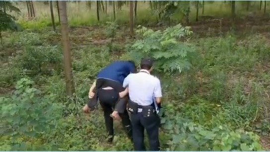 【你弯腰的样子真帅】7月21日,湖州长兴泗安派出所民警出警途中偶遇摔倒老人,随后迅速背起老