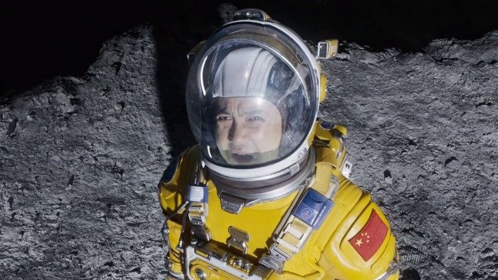 出大事了,沈腾一人被落在月球上了!由张吃鱼导演的开心麻花科幻喜剧电影《独行月球》曝光“求你