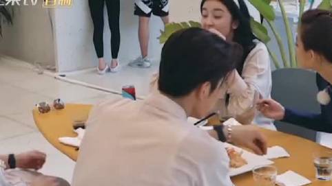 赵小棠吃饭好香赵小棠吃饭一看就好香啊,是妥妥的干饭人没错了～摇头晃脑的吃汉堡,吃的真的太开