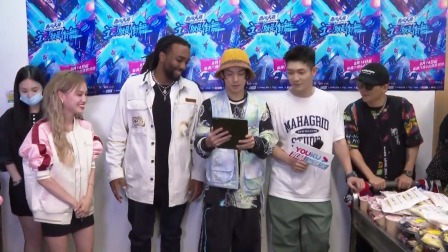 #这就是街舞#X街舞营业中卡卡模仿自己喝奶茶表情包 优酷扫楼名场面来啦!“人间小天使”卡卡