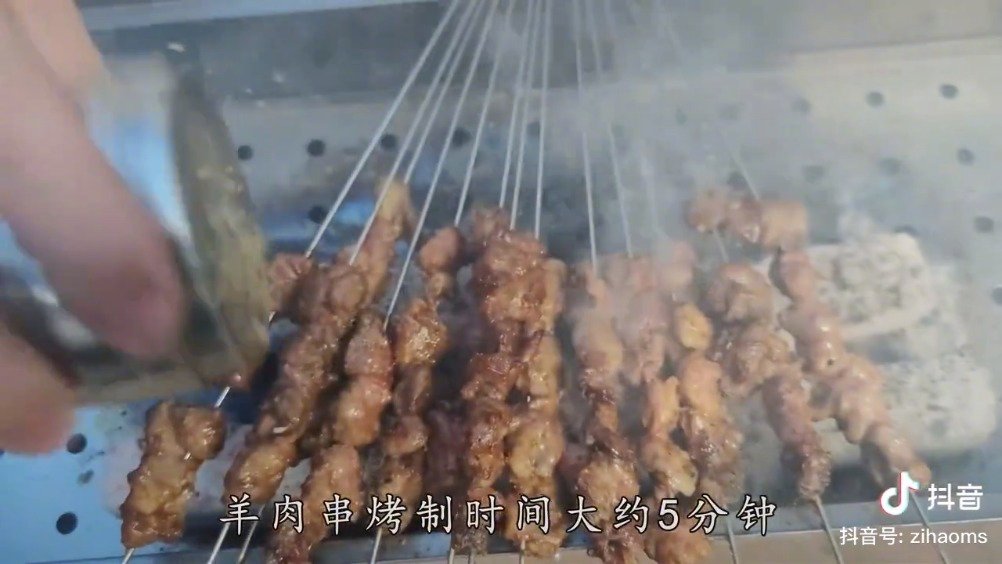 羊肉串的高级烤法,学会你也可能是冠军!内含腌制、选碳、生火、穿串、烤制、用料时机顺序和灭火