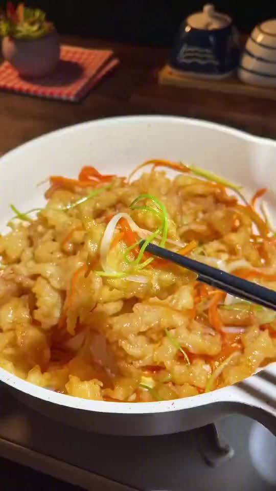 午餐分享时刻不吃猪肉的小伙伴试试鸡胸肉版的锅包肉吧,做法简单,外酥里嫩,酸甜适口,太好吃了