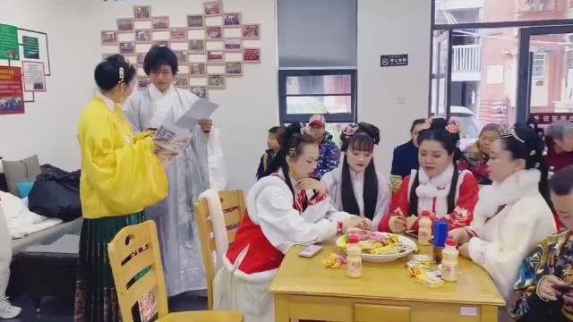 【宜昌市汉服协会开展冬至活动】12月19日下午,宜昌市汉服协会联合张家坡社区开展了冬至雅集