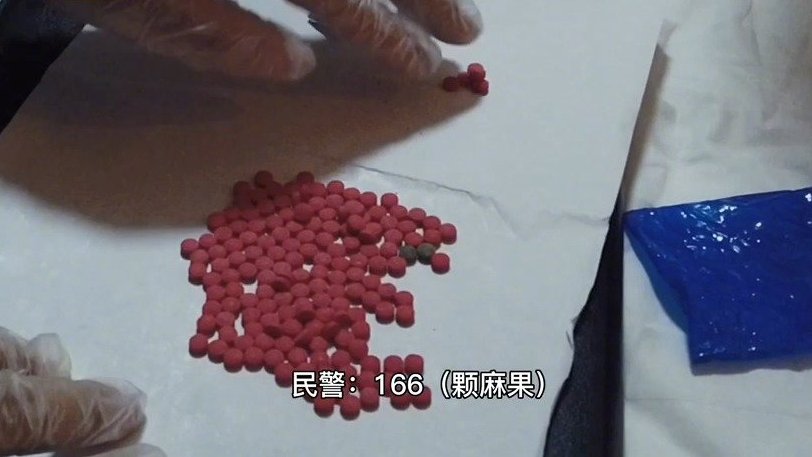 【这不是电影拍摄现场!涉毒嫌疑人手枪就藏在床上】近日,湖北仙桃警方集中打击整治“涉诈涉毒涉