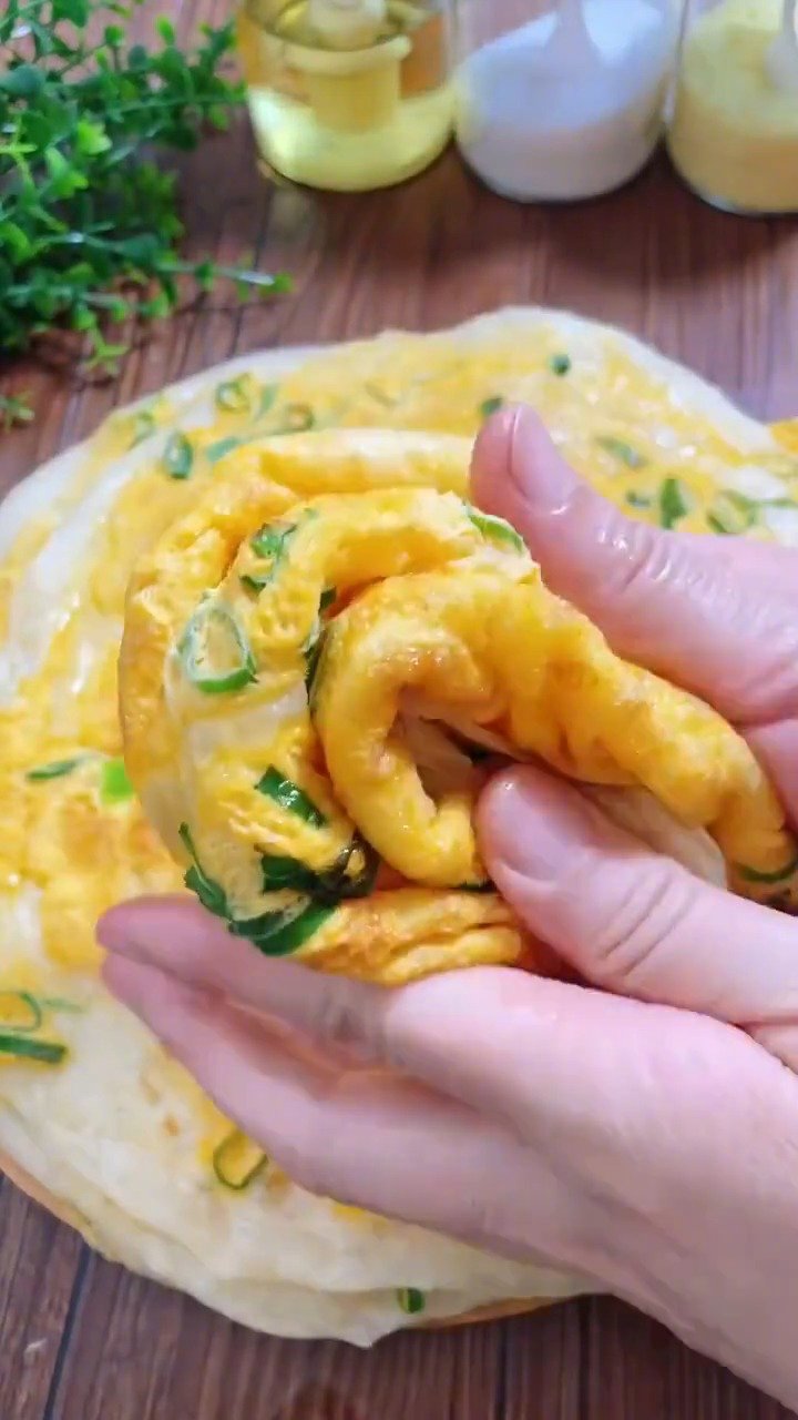 柔软多层的鸡蛋饼详细教程,做法简单,里面全是小薄层,柔软劲道。