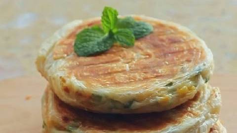 &nbsp;【韭菜虾仁鸡蛋饼做法】这个饼味道鲜美,皮薄馅多,速度get!