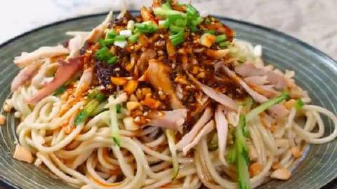 【鸡丝凉面做法】 清凉爽口的凉面,一碗完全不够啊!做法超级简单,喜欢就get!