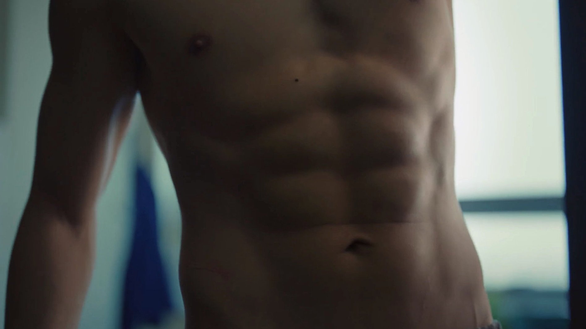 HOTDAMN! #预告#金秀贤在主演Netflix韩剧《虽然是精神病但没关系 》第一集里