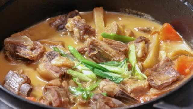 据说甘蔗炖羊肉,既能解羊肉的腥膻,还能让汤汁鲜香又清甜?吃腻了羊肉常规做法的小伙伴,不妨试