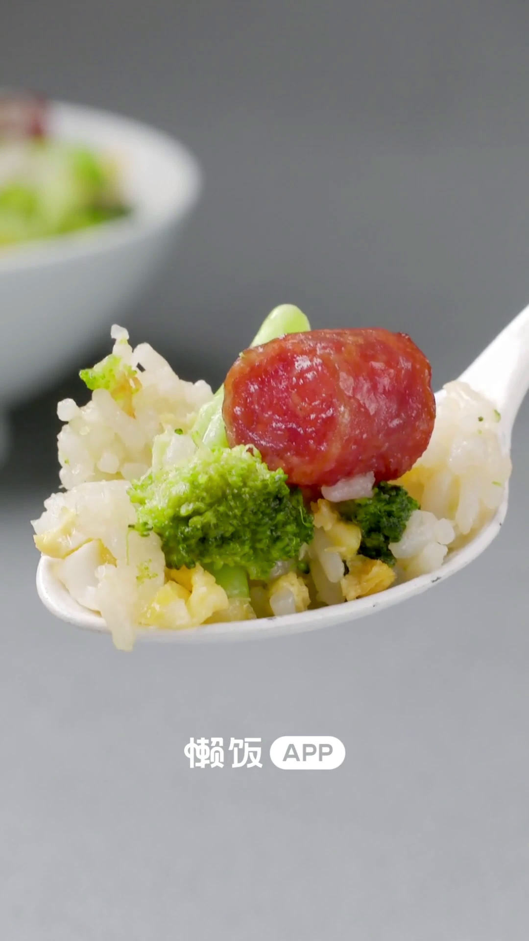 【西兰花蛋炒饭】米饭裹满酱汁,西兰花爽脆可口还解腻!有菜有肉还有蛋,十分钟就能完成,赶紧试