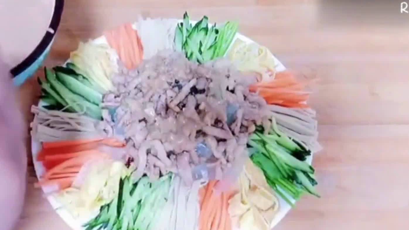 【青岛平度热拌凉到底是热还是凉】在平度地儿上,你随便到哪一家饭店,都能点上同一款家常菜,令