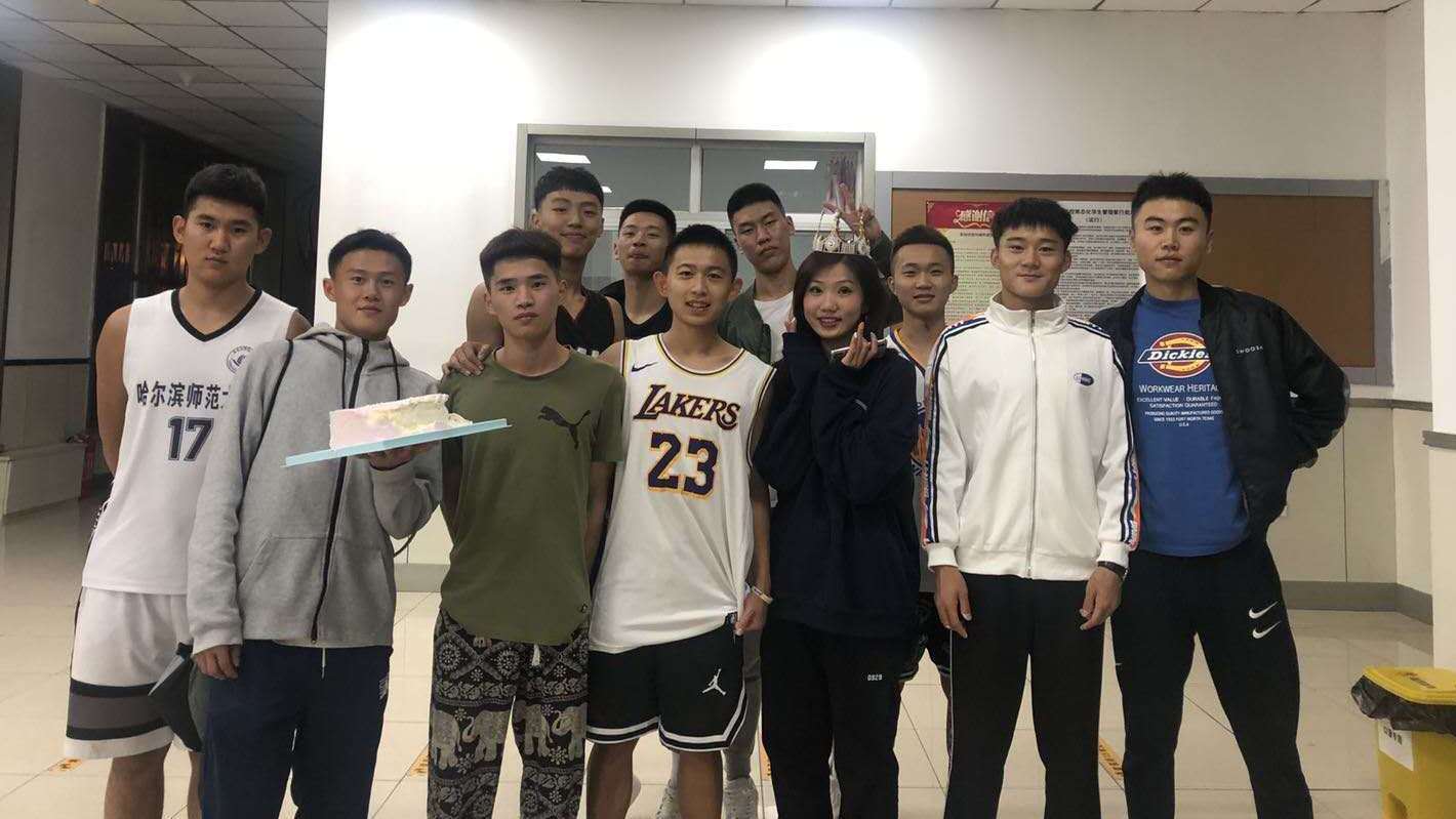 【全班25名男生给唯一女生过生日 宿舍楼下送蛋糕唱生日歌】9月10日,是哈尔滨师范大学的荆