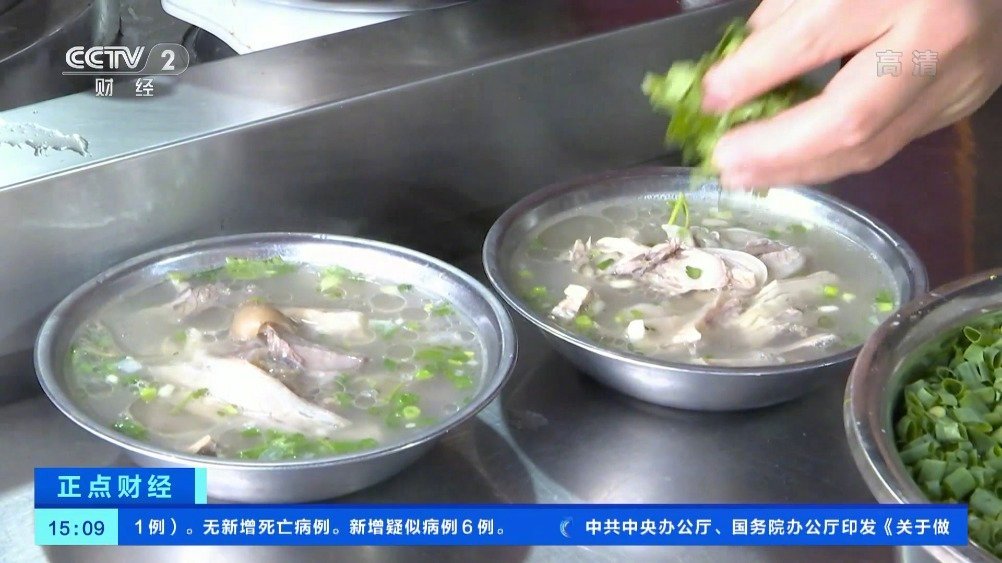 【四川泸州羊肉汤馆生意火爆,羊肉涨价超20%】随着气温下降,在四川泸州,部分市场羊肉销售价