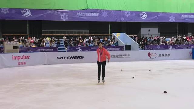 #电视剧冰糖炖雪梨# 话说褚教练也得解锁滑冰,虽然戏里滑得不多,导演说能自在溜达就行感谢剧