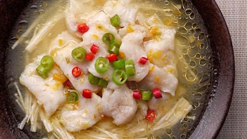 【金汤龙利鱼】黄灯笼椒为鲜滑的龙利鱼肉增添独特风味,再加上绝不能少的金针菇,一道酸酸辣辣的