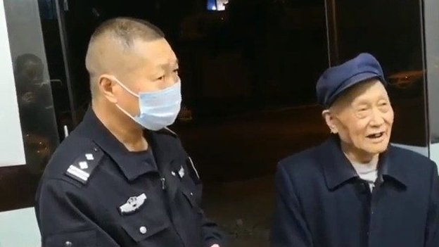 【这个夜晚虽黑,但有我为你照亮前路 警民携手及时救助走失老人】&nbsp; 4月9日21时许,两位热