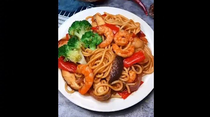 【番茄虾仁炒意面】美味又营养,一盘吃不够,比西餐厅的还好吃,美食get√ (美食和旅行)