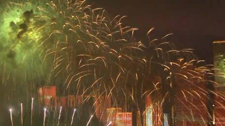 巨型党徽、焰火造型的空中生日蛋糕、还有彩虹桥和红地毯烟花……6月30日晚,时隔一年半的长沙