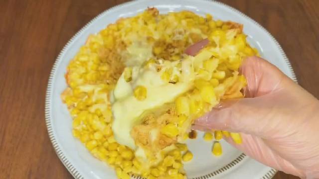 巨拉丝芝士搭配奶香鲜甜玉米粒做成的芝香玉米披萨!只需要平底锅!吃起来真的太香了