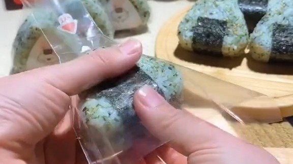 周末啦!好好休息!#遇见春光# 海苔饭团,春天就是想吃各种饭团,野餐很合适。