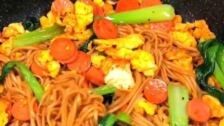 不知道吃什么的时候,一道主食、蔬菜、肉类多合一的菜就显得很有必要了,比如香喷喷的炒面。