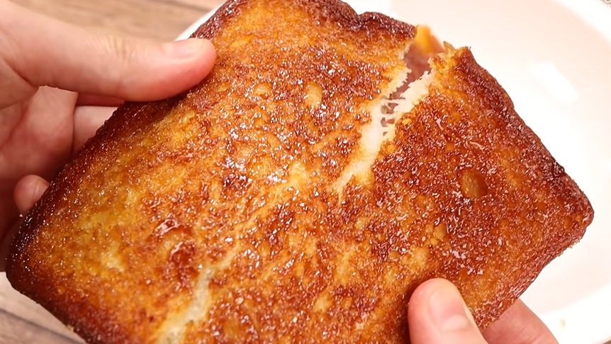 吃惯了原味吐司,这次来点不一样的:红糖黄油煎吐司。表面是酥脆焦糖,里面依旧是软绵绵的吐司口