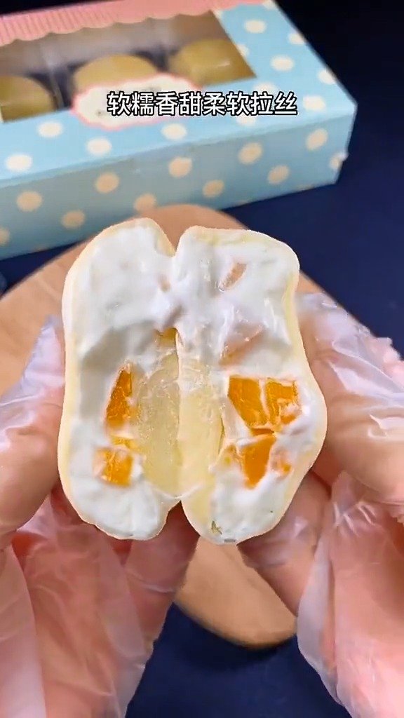 【不需要烤箱就能做的芒果小甜品:芒果雪媚娘】香甜软糯拉丝,放几天皮都还是软的,超简单零失败