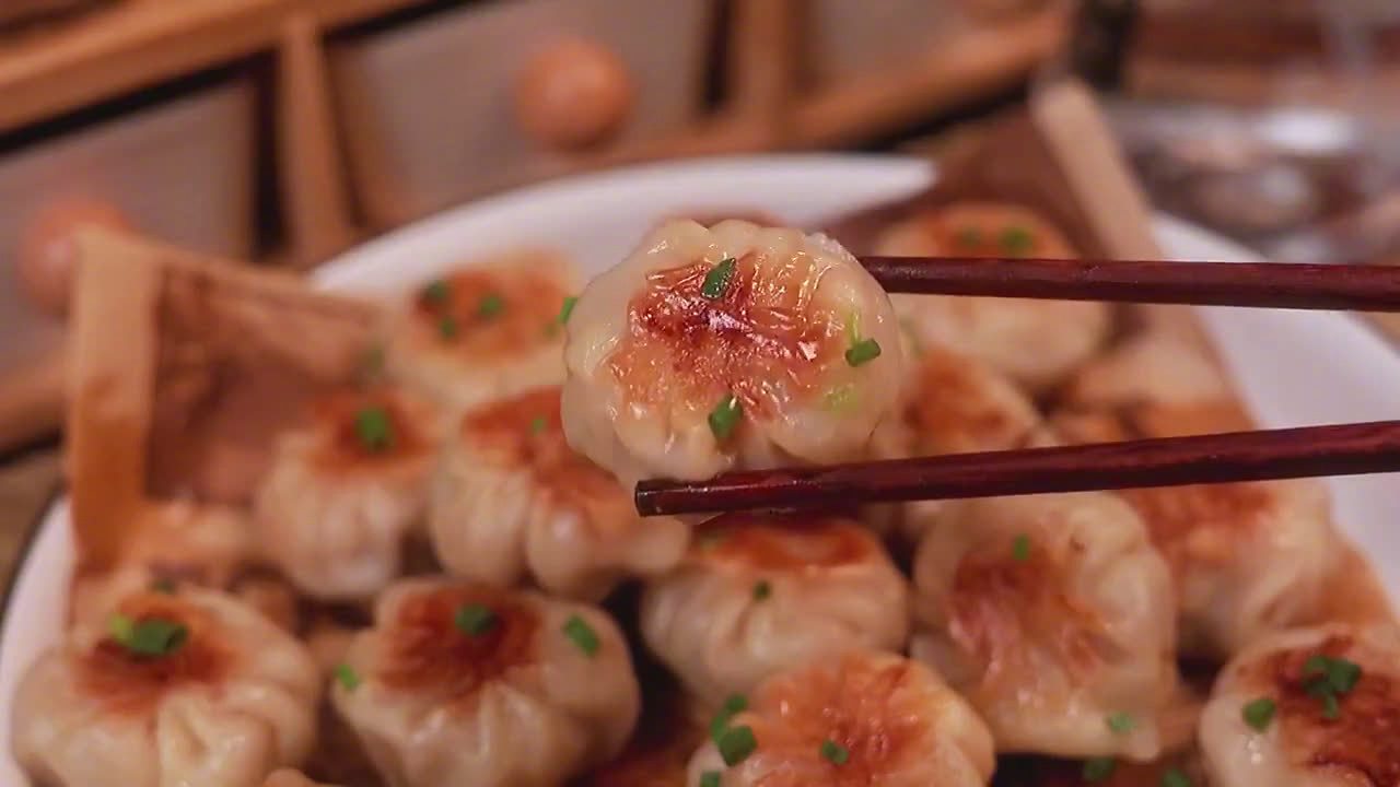饺子皮牛肉生煎,做法简单,鲜嫩多汁,一口一个,爆好吃!你们一定要试试~