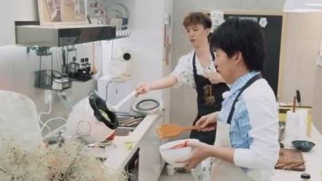 范丞丞 做家务的男人预告厨房里的丞丞睡衣围裙休闲居家,和郭麒麟一起一展大厨风范～西红柿炒鸡