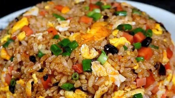 【操作简单又美味的老干妈炒饭】米饭、老干妈、火腿肠、鸡蛋……简单的食材搭配在一起就能如此可