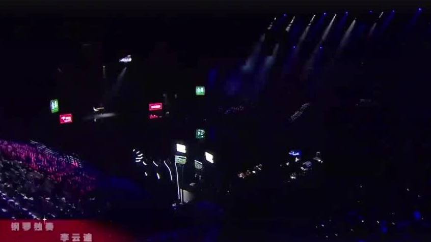 李云迪李沁同台 李云迪惊喜合作李沁,带来一首《化身孤岛的鲸》,深蓝色背景下,李云迪身穿西装