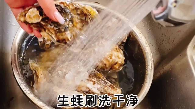 美食真是让人抵挡不住的美味!想吃生蚝方法很多,怎么做才更好吃?快来学学吧!水开了再放入生蚝