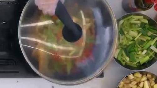 有谁看了宁静临时安排调换上菜顺序,处理中餐厅的“上菜危机”,看完我只想问在哪里可以找到这种