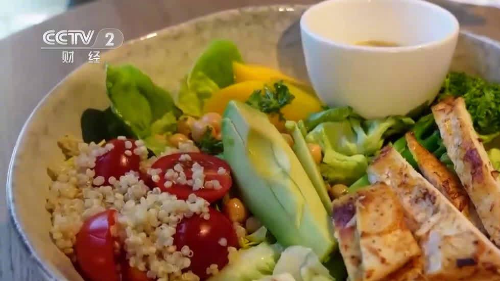 【轻食热量一定更低吗,低糖低脂低盐轻食可提供较持久饱腹感】现在,“轻食”进入了很多人的餐桌