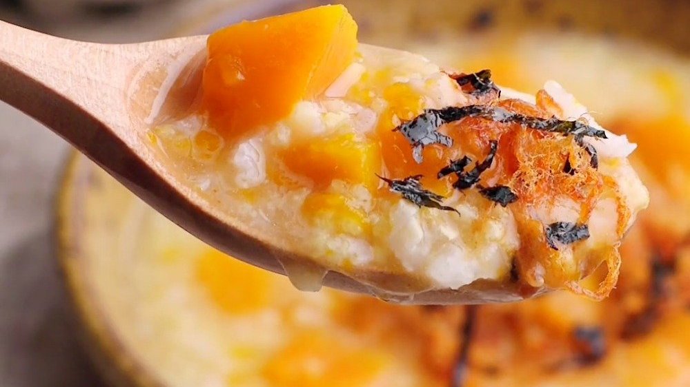 【咸蛋黄肉松南瓜粥】咸香软糯的好粥来一碗!咸蛋的美味被煮进粥里,肉松增香,丰富口感。南瓜切