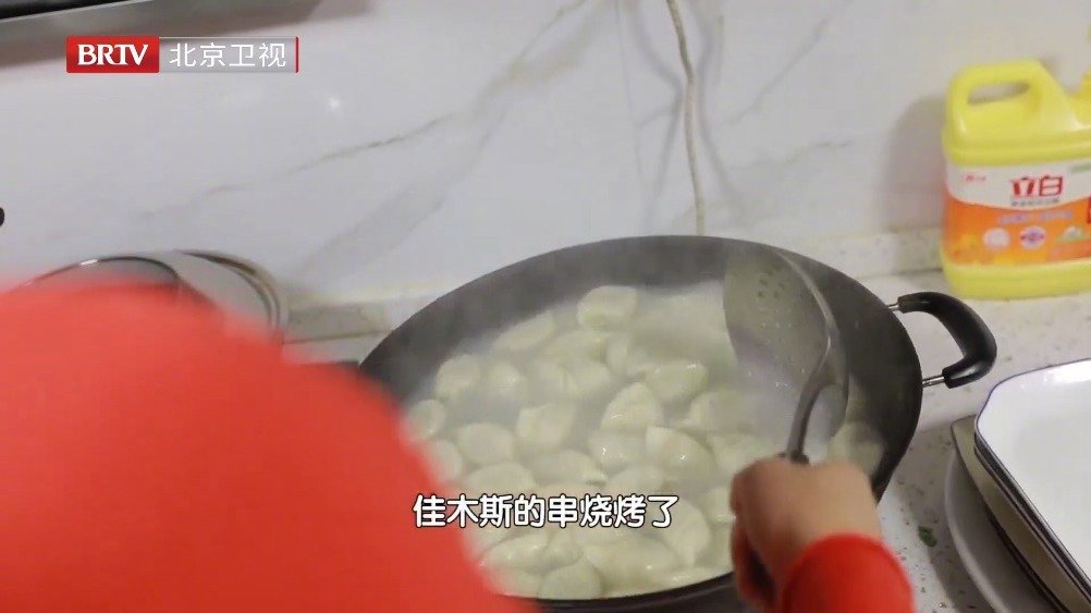 看着武妈妈准备的红色床盖和一家人其乐融融包饺子的画面,真的好有年味儿啊!虽然十几年没有回家