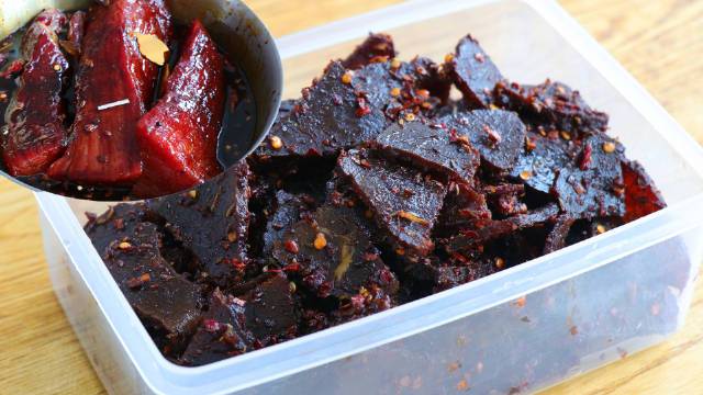 在家生腌牛肉做卤牛肉,还能用它做麻辣牛肉干,劲道好吃又开胃!via夏妈厨房