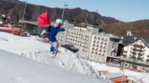 【厉害!7岁小朋友单板滑雪空中540度转体[得意]】近日,河北崇礼,7岁萌娃小蜗牛首次完成