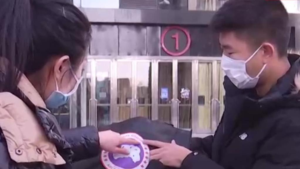 “大鹅”还是“天鹅”?2020年12月,青岛市民姜先生和女朋友在延吉路万达逛街,花了不到1