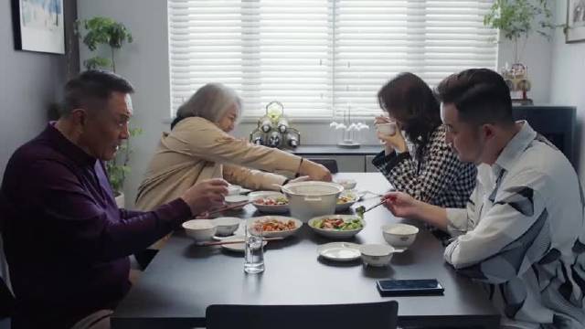 湖南卫视金鹰独播剧场沙溢王紫璇演情侣烛光晚餐,鲜花红酒。怎么看都是浪漫的标配!但结局令人意